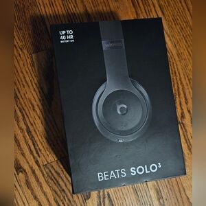 Beats Solo 3 Headphones Wireless Bluetooth w Case